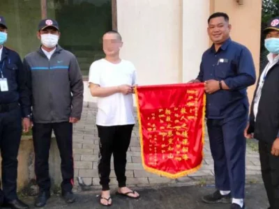 柬埔寨一名中国男子在深山走失后获救，为保安队送上锦旗