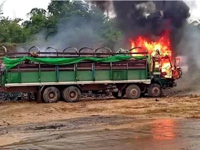 缅甸瑞茂-密支那公路上一辆运木材的卡车遭纵火 人民卫队：打击非法采伐！