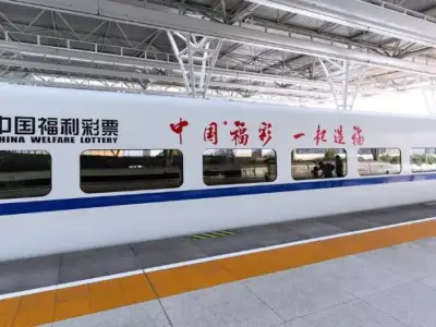 大手笔！福彩包了7组高铁专列打广告