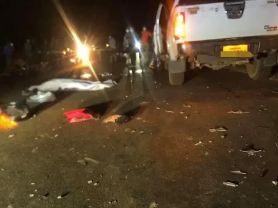 车祸猛于虎，一名老挝军人骑摩托车与皮卡车相撞，当场死亡！