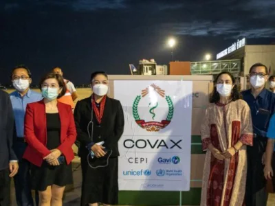 COVAX机制向柬埔寨捐赠18.8万剂莫德纳疫苗运抵金边