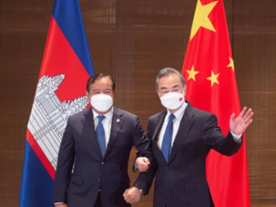 中国考虑恢复柬埔寨航班 支持在柬建立新冠疫苗灌装工厂