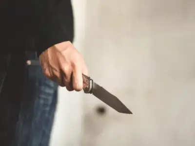 不满被瞪眼，大马一男子挥刀砍伤两名垃圾车司机