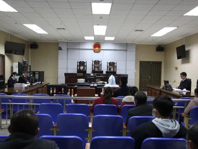 开庭|深陷网络赌博，广西凤山县这名90后女会计涉嫌挪用公款罪出庭受审