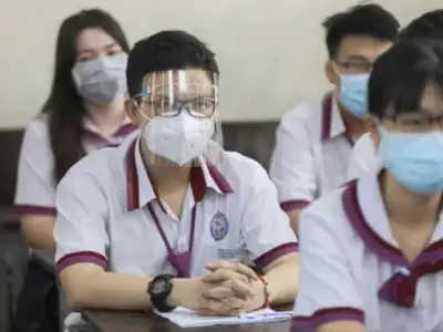 越南胡志明市近15万名初高中毕业班学生昨日返校上课