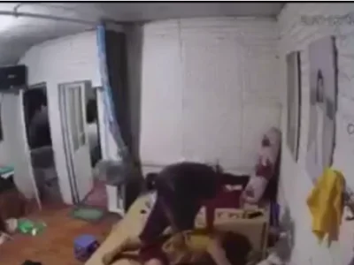 越南男技师给女顾客按摩时用力过度将，将其按到骨折