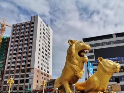 官x杨现在关在西港监狱？西港街头走路光膀子被当成抢劫犯抓了？
