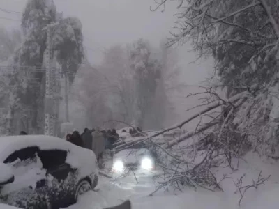 尼泊尔巴基斯坦首都周边突降大雪，多人困在车内冻死，10名儿童罹难