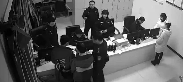 12岁少年到派出所“举报”亲妈，民警还点赞，咋回事？