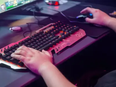 电竞涉赌乱象丛生：赌博平台和战队合作，一个平台倒下新的又起
