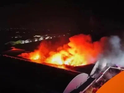 暖武里一泡沫制品厂发生大火