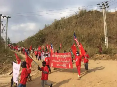 拥护NUG、反对军方！缅甸翡翠产地帕敢镇的民族群众示威游行
