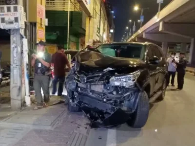 金边中国男子酒驾发生追尾，车头毁损严重