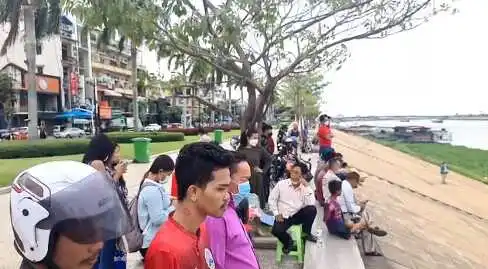 柬埔寨金边河边惊现浮尸
