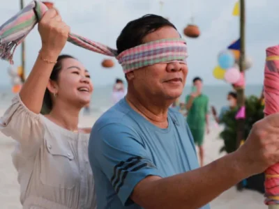 洪森总理在西港海滩亲切与民众庆祝新年活动