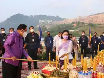 柬埔寨总理今早在西港主持巨型铜像开光仪式！