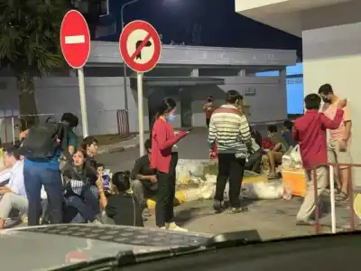 金边机场有人随地吃喝，网友吐槽：此举不妥