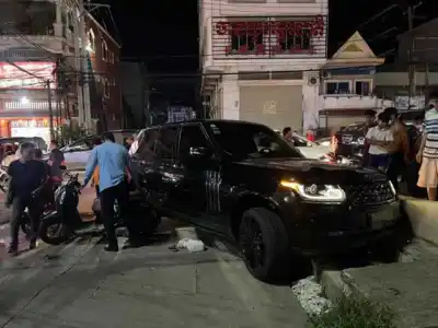 西港一中国司机撞倒摩托车 致2人重伤