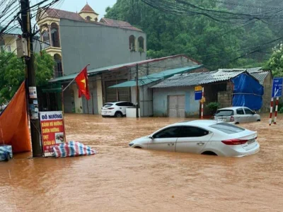 越南谅山降特大暴雨，1人死亡，多辆车被泡在水中