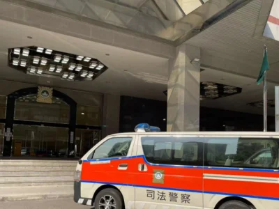讹称优惠价换钱骗九同事63万 澳门路环某康复中心烂赌女护理输清被捕