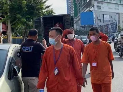 在金边机场接收一份从国外来的包裹后，中国男子判刑10年