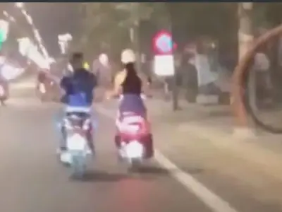 渣出新境界！越南一渣男骑摩托车摸美女
