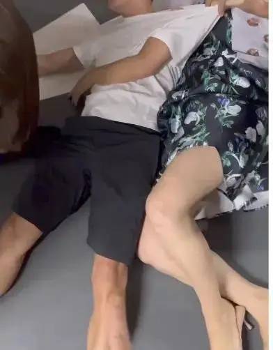 宾利姐身份曝光，7千元底裤引热议！