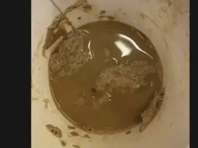 高校男生向女生杯中投异物，投的是什么？警方通报来了！