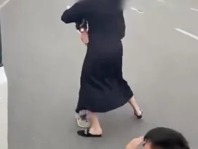 丹东父女黄码看病闯卡：袭警，带走，都录上了！
