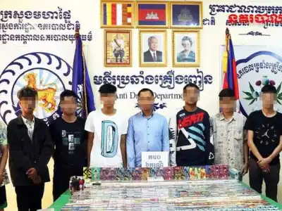 金边警方捣毁15家电子烟店，抓获31人