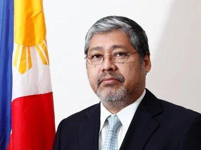 菲律宾职业外交官马纳洛上任新外交部长