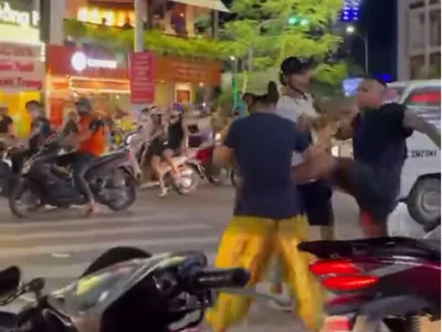 中越夫妇在越南发生交通事故后，遭对面司机暴力对待，妻子被“一脚踢飞”