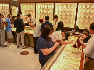 阿联酋金价下跌，大量居民和游客涌入金店