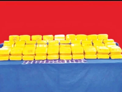 缅甸毒枭如此豪横？百万片毒品摆路边，就用遮雨布一盖了事
