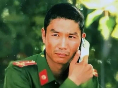 越南大案！公安手持AK47，连抢两家金店，满街撒金子，民众争着捡引骚乱！