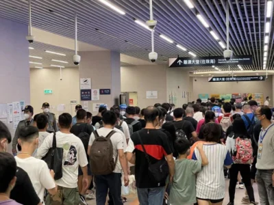 青茂口岸通关者众多，澳门外雇归心似箭