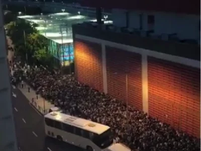 青茂口岸离境大堂人潮非常挤拥 澳门治安警吁通关人士使用其他口岸离境