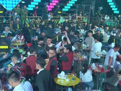 越南300多名警察突击检查了邦美蜀市5间酒吧，发现...
