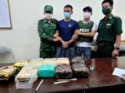 狠人！越南男子打出租车运送10千克毒品，被捕表示自己很无辜