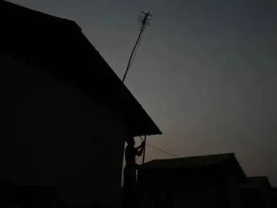 缅甸士兵拿枪指着她的脑袋：“如果你的生命比电费还值钱，那你就不用去缴费了！”