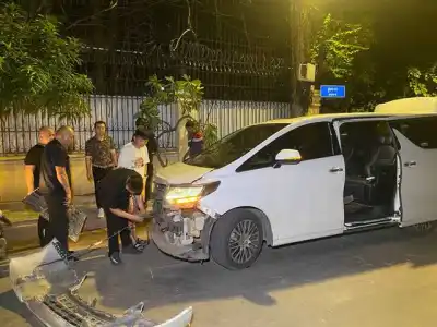 金边一中国司机追尾警车，遭索赔10000美元