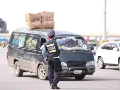 驾照扣分！金边市民：希望交警严格执法，一视同仁