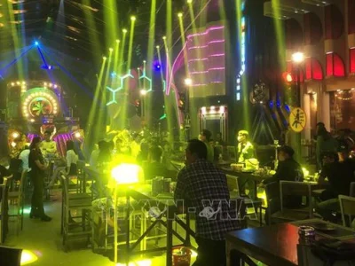 越南警方突击检查酒吧，153人中有102人毒检呈阳性