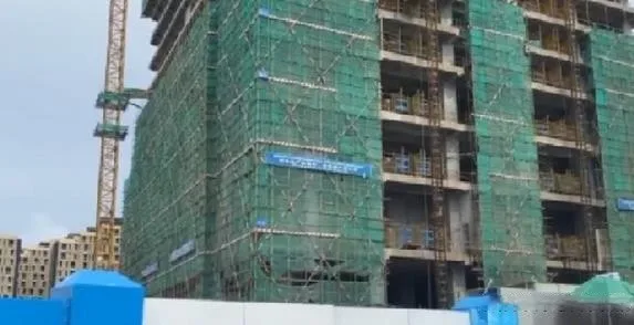 快讯！西港某处建筑工地一名工人坠亡