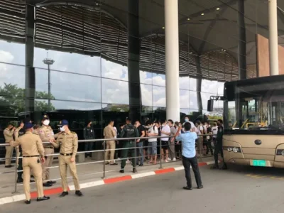 金边警方突袭公寓，大批中国人被直接运到机场遣返