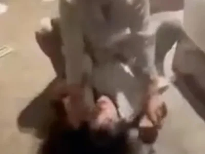 痛！老挝小妹被捉奸，疑似与中国老板外遇，被老挝老婆和中国女性亲朋摁在地上群殴...