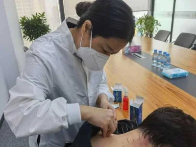 办公室变诊室 中国援柬中医抗疫医疗队走进中企义诊