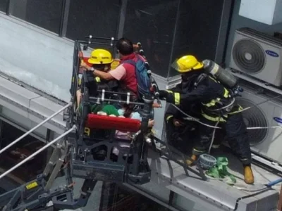 奎松市某餐厅突发大火 菲消防局出动云梯车救出受困人员