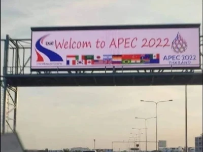 太乌龙！泰国高速公路广告屏“Welcome to APEC”居然给拼错了……
