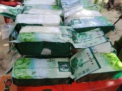 越南渔民在海边发现漂浮物 20个带中文字像茶叶的包装 疑似内藏冰毒